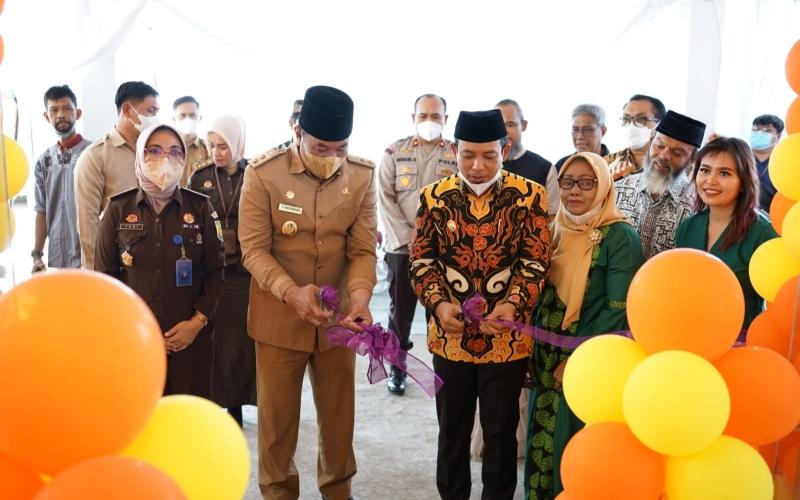Wakil Gubernur (Wagub) Bengkulu, Rosjonsyah, mrnghadiri sekaligus meresmikan Gedung Baru Rumah Makan (RM) Marola, di Pantai Panjang, Senin (31/01/2022). 