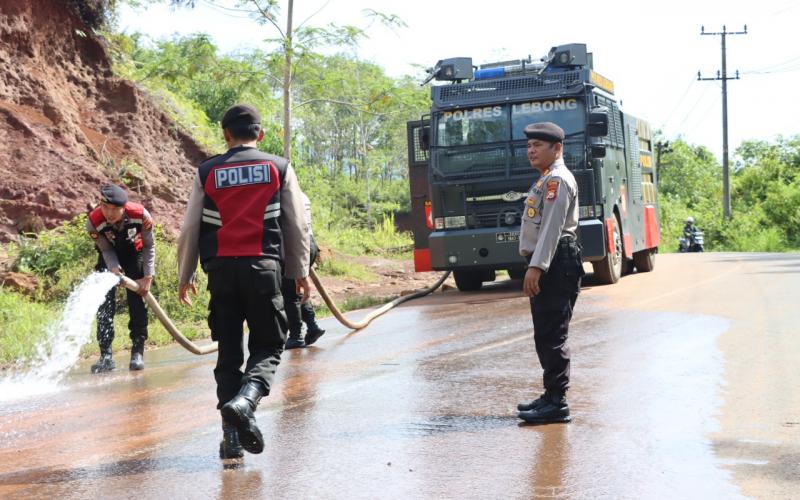 Banyak Pengendara Roda 2 Terpeleset, Polres Lebong Turun Bersihkan Lumpur Dijalan