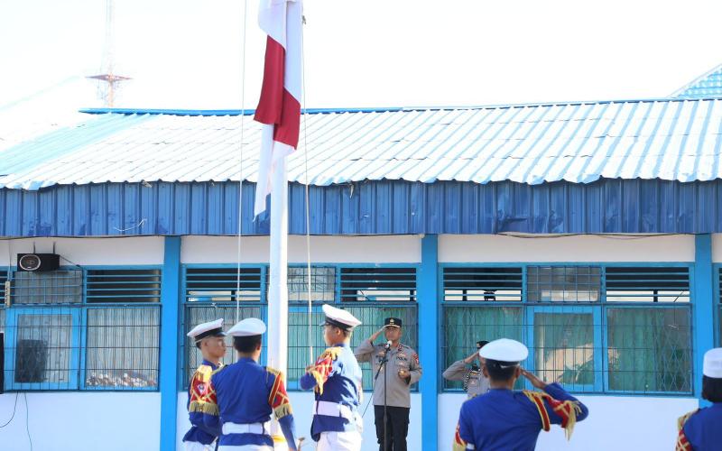 Kapolda Bengkulu Bersama PJU Ajak Pelajar Jadi Generasi Berkarakter dalam Upacara Bendera Serentak