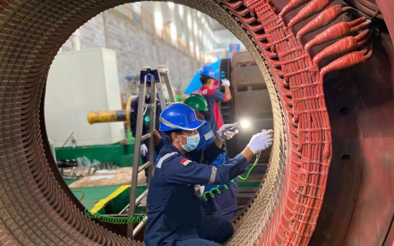 Tim Major Overhaul tengah melakukan Cleaning stator Generator PLTA Tes Unit 3 pada pekerjaan Major Overhaul