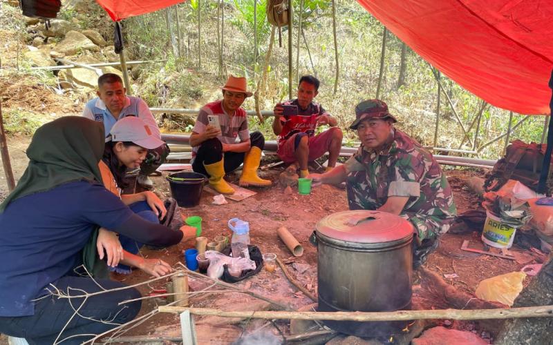 Kebersamaan Satgas TMMD ke-126 Kodim 0423/Bengkulu Utara dan Warga Terjalin di sela sela istirahat di Desa Batu Raja R