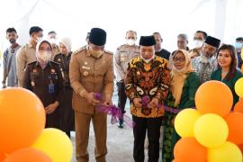 Wakil Gubernur (Wagub) Bengkulu, Rosjonsyah, mrnghadiri sekaligus meresmikan Gedung Baru Rumah Makan (RM) Marola, di Pantai Panjang, Senin (31/01/2022). 